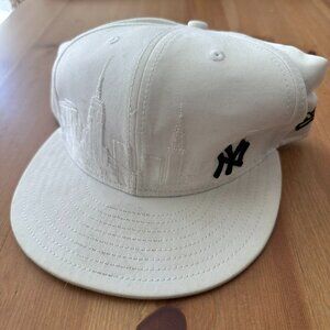 New Era 59FIFTY NY Yankees Fitted Hat 7 1/2 White NYC Skyline Embroidered